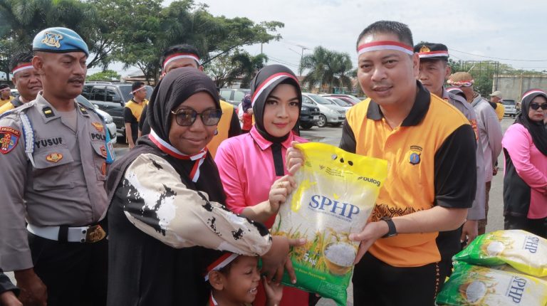 Ka polres bagi beras