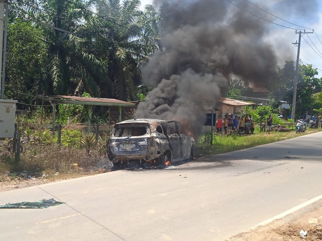 mobil xenia terbakar