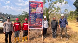 Waspada Karhutla! Polsek Muara Wahau Pasang Spanduk Larangan Bakar Lahan di PT Narkata
